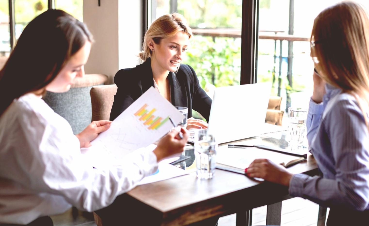 Participants en formation travaillant en groupe sur un cas pratique de gestion financière
