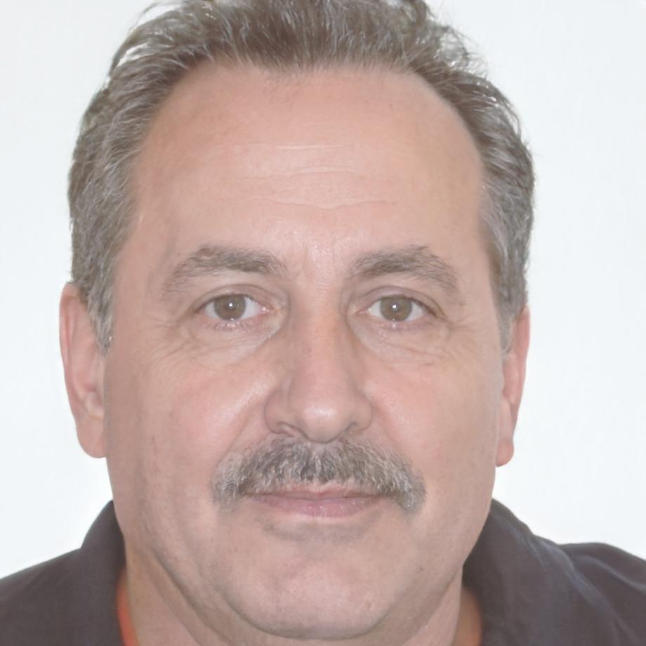 Portrait professionnel de Théodore Marchand, expert en stratégie financière