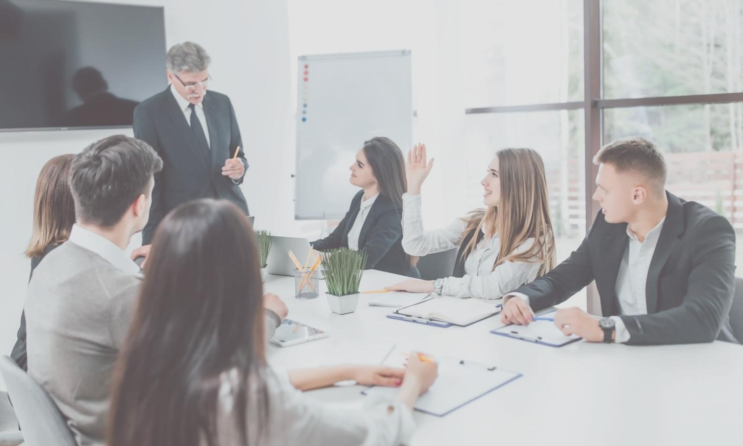 Session de formation en analyse financière avec participants travaillant sur des études de cas